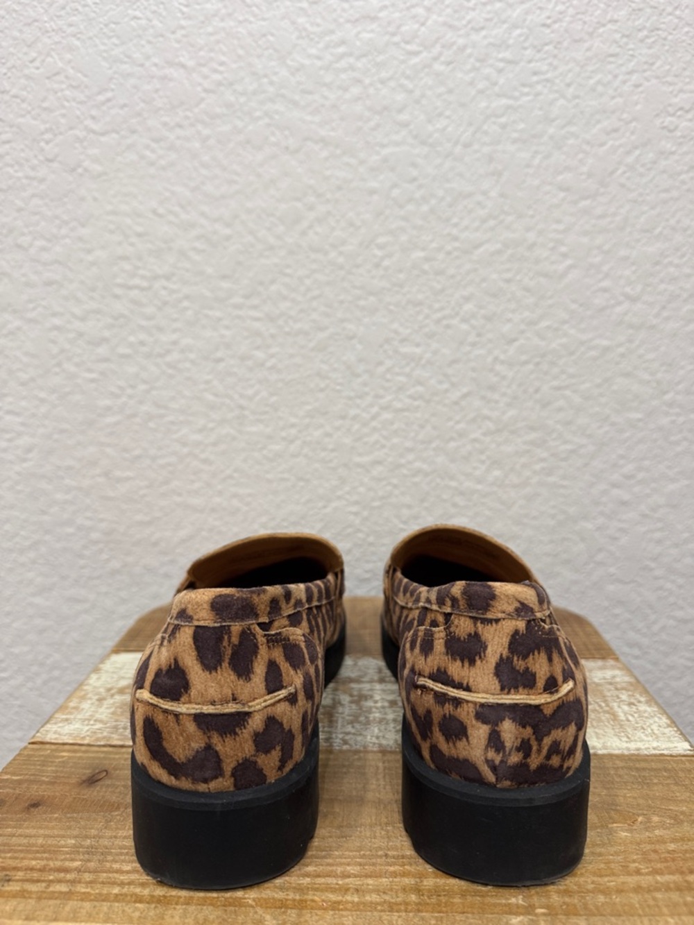 Vionic Cleo Leopard Suede Loafers Size 8 NEW - Picture 5 of 7